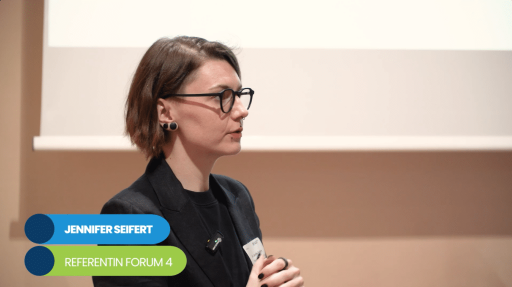 Eine Person mit kurzen Haaren und Brille spricht vor einem Bildschirm. Text auf dem Bild: „Jennifer Seifert“ und „Referentin Forum 4: Zeitmanagement“.