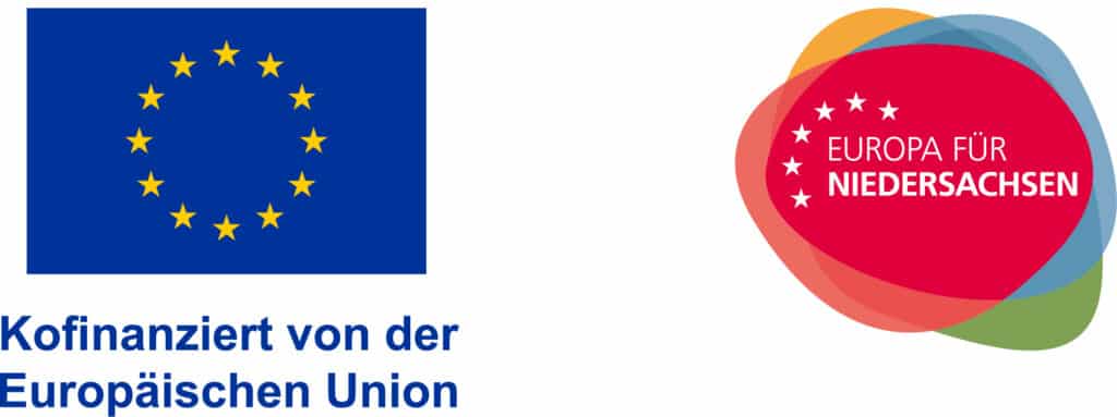 Flaggen der Europäischen Union und Europas für Niedersachsen mit dem Text „Kofinanziert von der Europäischen Union“ unten, die Weiterbildungsangebote in Erneuerbaren Energien für eine nachhaltige Zukunft fördern.